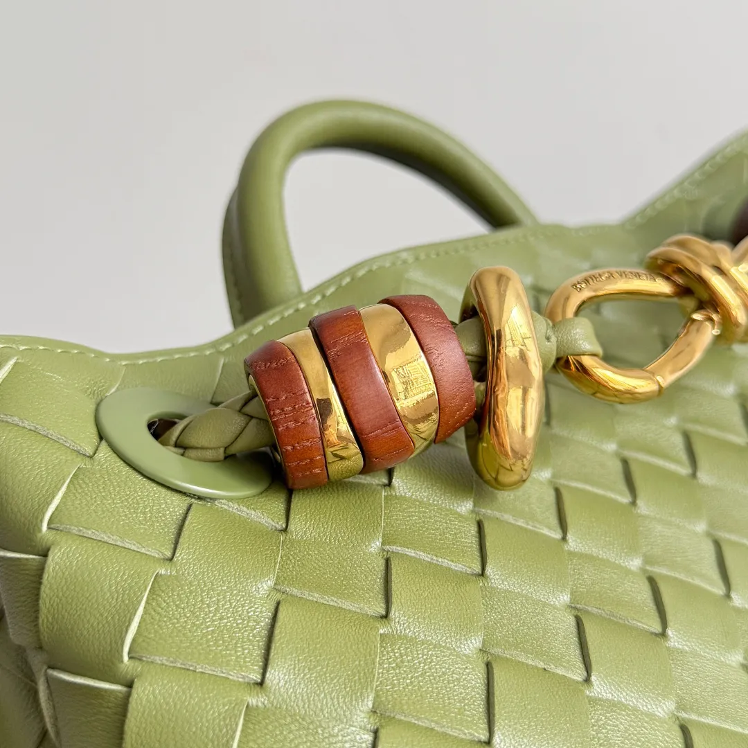 The new Andiamo batch of 3060 BV is shipped‼ ️The classic intercciato weaving process is used to create a soft bag, the metal knot is made of micro-cast aluminum using jewelry technology🪢, and the decorative beads are made of metal and hand-polished oak, allowing you to jump repeatedly between elegance and fun💃, making it unpredictable. Classic and versatile, it shows off your temperament, and the bag has a large capacity, making it very convenient for daily commuting! It has a variety of carrying methods, the shoulder straps can be adjusted by yourself, the original lambskin feels soft and delicate, and the unisex style breaks gender boundaries and brings a more practical and long-lasting use experience. The Andiamo, which has both elegant and casual styles, perfectly interprets the "fashionable old money style". Style number: 743568+wood hardware Color: Matcha green Size: 25*22*10.5cm